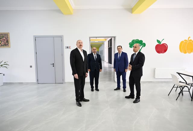 İlham Əliyev Lənkəran Dövlət Peşə Təhsil Mərkəzinin açılışında iştirak edib