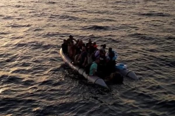 Qanunsuz miqrant daşımaqda şübhəli bilinən Azərbaycan vətəndaşı saxlanılıb