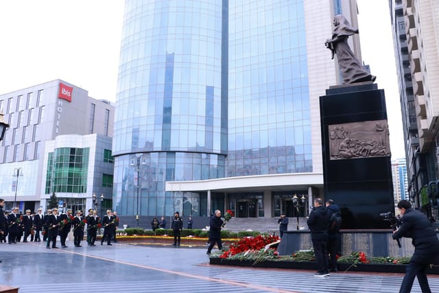 Prokurorluq əməkdaşları Xocalı soyqırımı abidəsini ziyarət edib