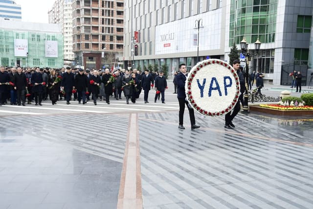 Yeni Azərbaycan Partiyasının nümayəndələri Xocalı soyqırımı abidəsini ziyarət ediblər