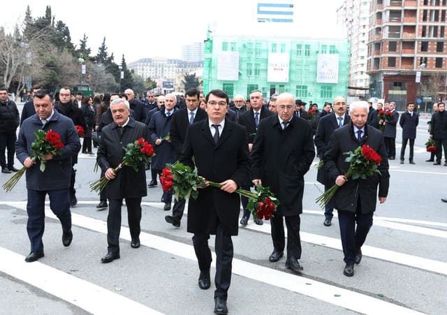 İqtisadiyyat Nazirliyinin rəhbərliyi Xocalı soyqırımı abidəsini ziyarət edib