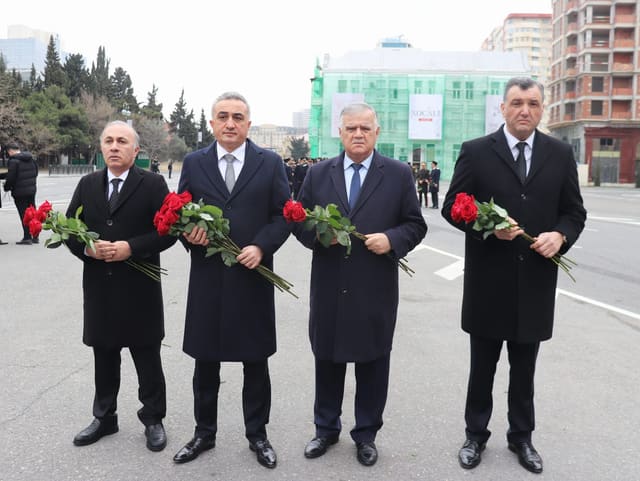 Vəkillər Kollegiyasının rəhbərliyi Xocalı soyqırımı abidəsini ziyarət edib
