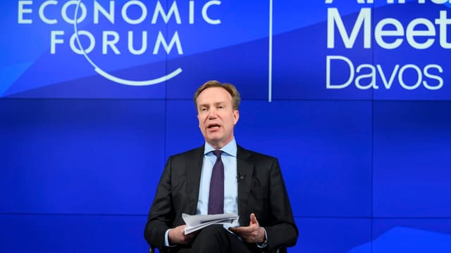 Davos Forumunun rəhbəri Epşteynlə əlaqələrinə görə istefa verib