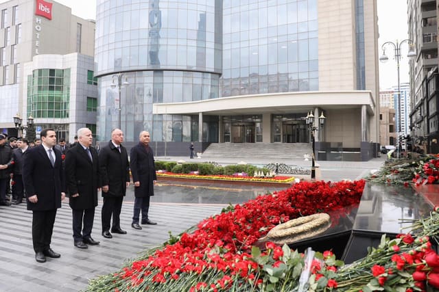 AQTA-nın kollektivi Xocalı soyqırımı abidəsini ziyarət ediblər