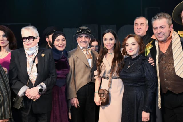 Leyla Əliyeva "Neft bumu hamıya gülümsəyir" tamaşasının nümayişində iştirak edib