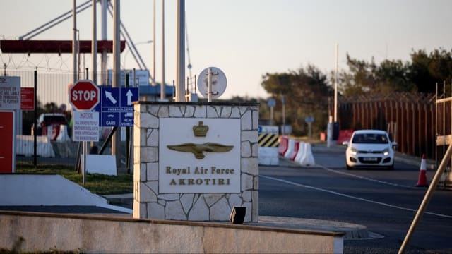 Reuters: Kiprdəki Böyük Britaniya bazası müvəqqəti olaraq bəzi işçilərini köçürəcək