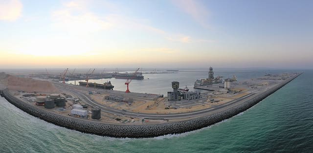 Omanın Duqm limanındakı yanacaq çəninə dron hücumu edilib