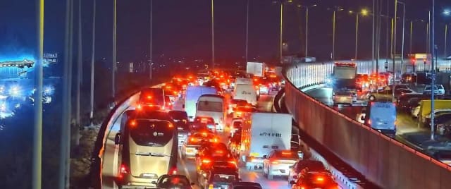 Bakı dairəvi yolunda avtomobil yanıb, sıxlıq yaranıb