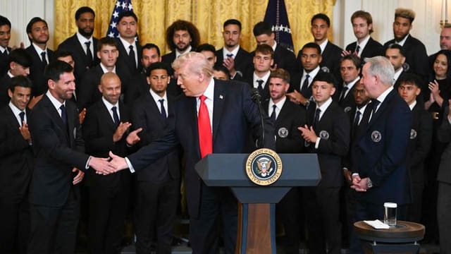 Donald Tramp Ağ Evdə Messi ilə Peleni müqayisə edib