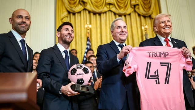 Messi ABŞ Prezidentinə imzalı top hədiyyə edib
