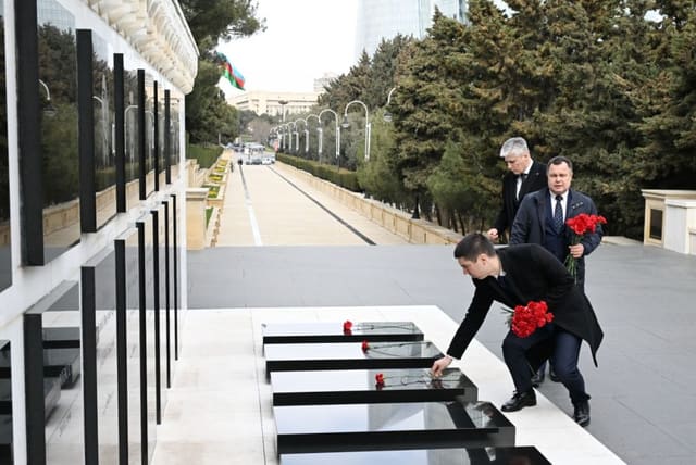 Moldovanın Baş nazirinin müavini Şəhidlər xiyabanını ziyarət edib