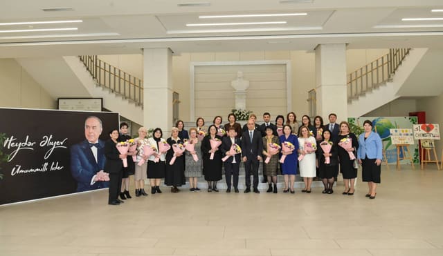 Elm və təhsil naziri təqaüddə olan qabaqcıl qadın təhsil işçiləri ilə görüş keçirib