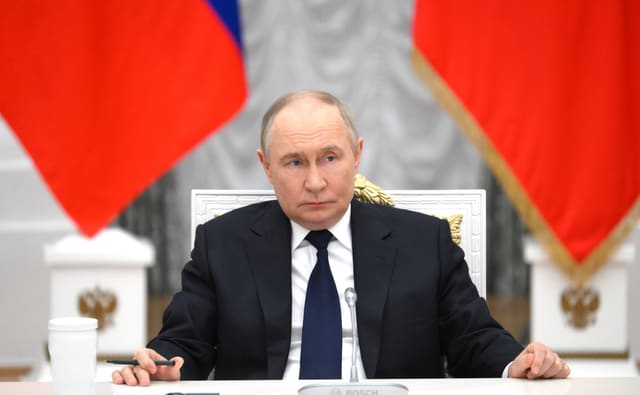 Putin İranın yeni ali liderini təbrik edib