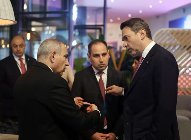 Alparslan Bayraktar Nikol Paşinyan və erməni həmkarı Davit Xudatyanla görüşüb