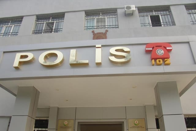 Vəkil: Polis çağırışı alan vətəndaş yalnız müvafiq bölməyə müraciət etməlidir