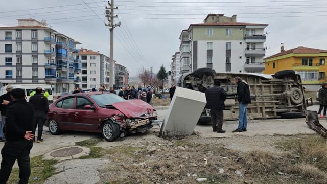 Türkiyədə mikroavtobus və avtomobil toqquşub: 5 nəfər yaralanıb