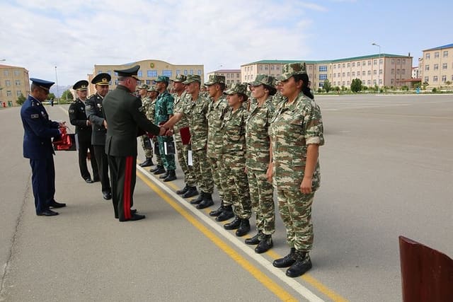 Qadın hərbçilər üçün MAXE müddətinin 3 ildən 6 ayadək azaldılması son oxunuşda qəbul edilib