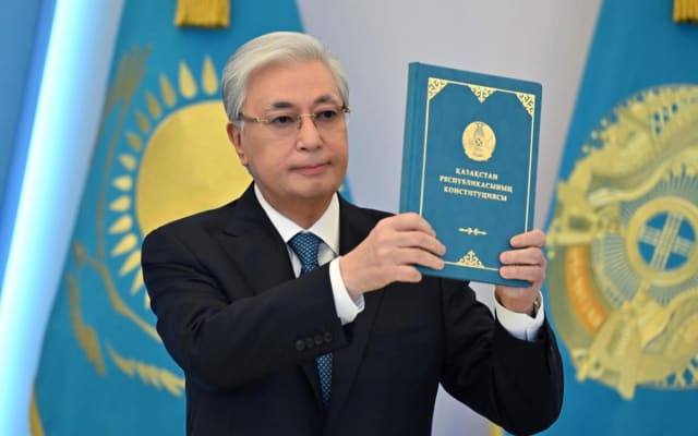 Tokayev Qazaxıstanın yeni konstitusiyasını və onun tətbiqi ilə bağlı tədbirlər haqqında fərman imzalayıb