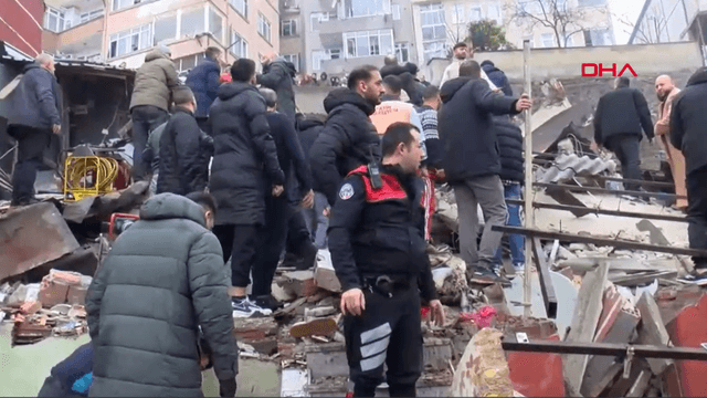 İstanbulda yaşayış binası çöküb 