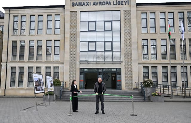 Prezident İlham Əliyev Şamaxı Avropa liseyinin yeni binasının açılışında iştirak edib