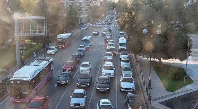 Bakıda tıxac problemini azaltmaq üçün yeni yollar tikiləcək - VİDEO