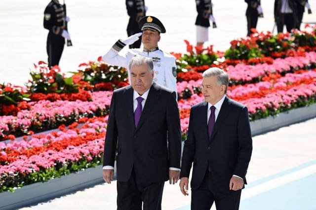 Tacikistan prezidenti Özbəkistana səfər edib