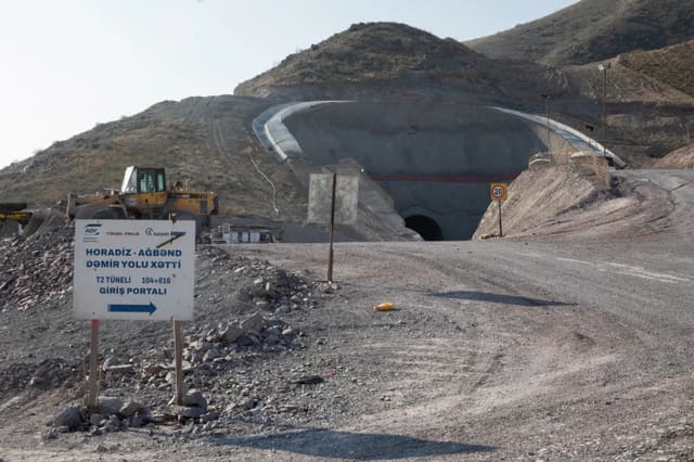 Dünya səyyahları Horadiz-Ağbənd avtomobil və dəmir yolunda görülən işlərlə tanış olublar