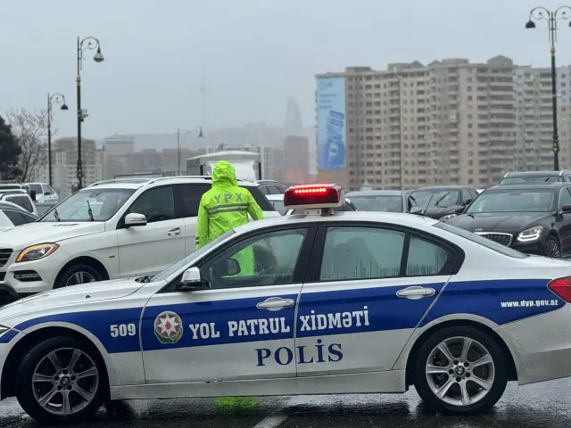 Yağışa görə polis naryadları küçə və prospektlər boyu xidmətə cəlb olunublar - FOTOLAR