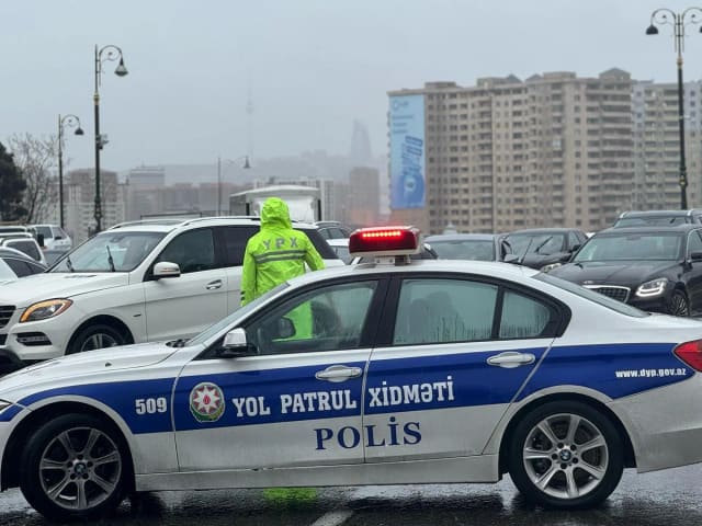 Yol Polisi: Aramsız yağan yağıntının yollarda yaratdığı çətinliklər aradan qaldırılır