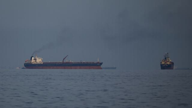 BƏƏ Dubay limanında neft tankerində baş verən yanğının söndürüldüyünü bildirib