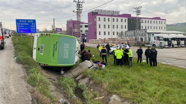 Türkiyədə şagirdləri daşıyan mikroavtobus aşıb: 11 nəfər yaralanıb
