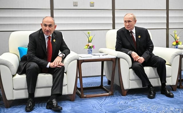 Putin və Paşinyan arasında görüş başa çatıb - YENİLƏNİB