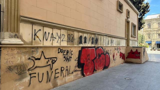 Nizami Kino Mərkəzinin fasadına qrafit çəkən şəxslər saxlanılıblar - YENİLƏNİB 