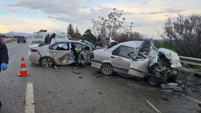 Türkiyədə iki avtomobil toqquşub: 4 nəfər ölüb, 2 nəfər yaralanıb