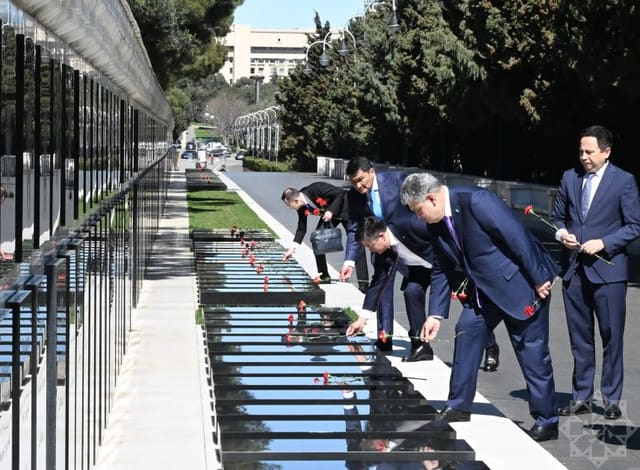 Qazaxıstan nümayəndə heyəti Şəhidlər xiyabanını və Zəfər parkını ziyarət edib