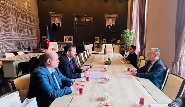 Ukrayna səfiri Eldar Əzizovla tərəfdaşlıq məsələlərini müzakirə edib
