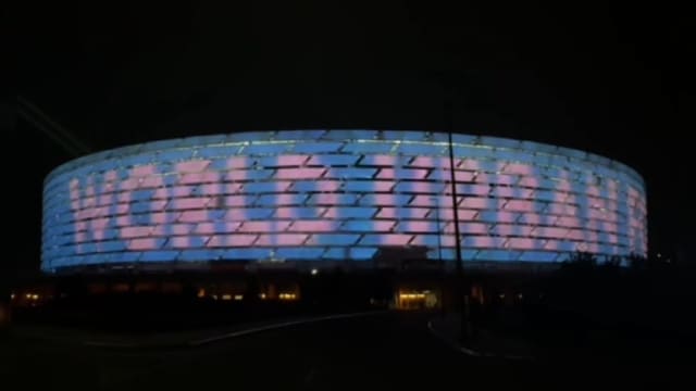 Bakı Olimpiya Stadionu "World Urban Forum" yazıları ilə işıqlandırılıb - VİDEO