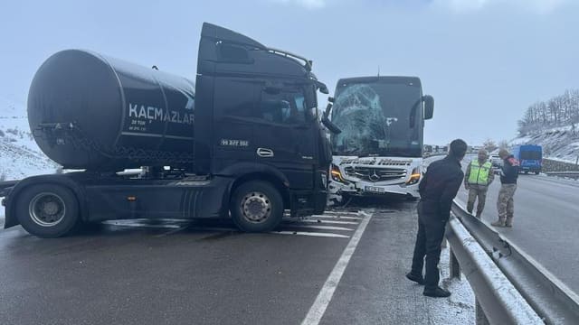 Türkiyədə iki avtobus və iki yük maşınının iştirakı ilə baş verən qəzada beş nəfər yaralanıb
