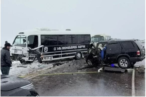Nikol Paşinyanı müşayiət edən polis avtobusu qəzaya uğrayıb