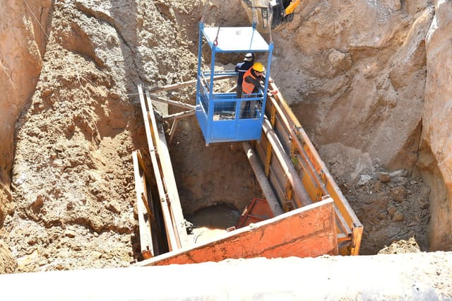 Üzərində evlər tikildiyinə görə çökən kollektorun qəzalı hissəsi dəyişdirilir 