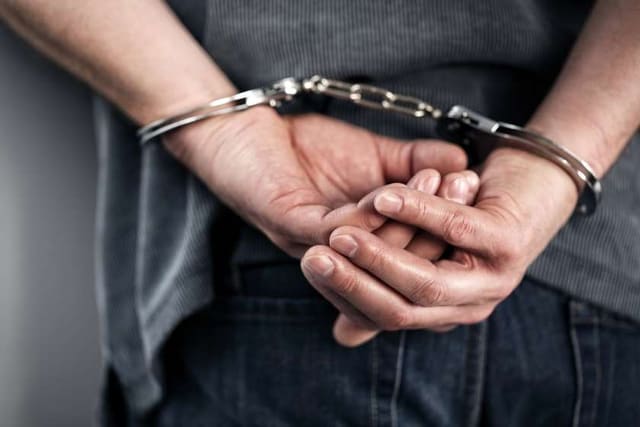 Yüksək maaşlı iş təklif edərək dələduzluq edən iki nəfər saxlanılıb