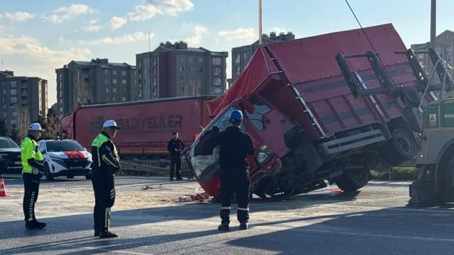 İstanbulda mikroavtobus və minik avtomobili toqquşub: 1 nəfər ölüb
