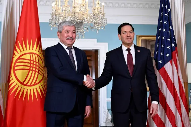 Qırğızıstan Nazirlər Kabinetinin rəhbəri ABŞ Dövlət katibi ilə danışıqlar aparıb