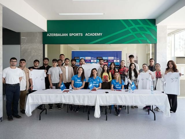 Azərbaycan millisinin futbolçuları azarkeşlərlə görüşüblər