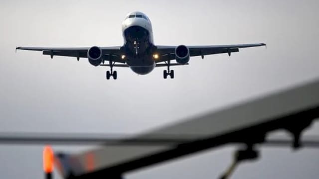 İran hava məkanını qismən açıb