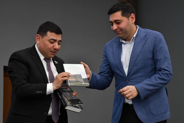 Deputat Qarabağ Universitetinə alman alimlərinin kitablarını hədiyyə edib -FOTO