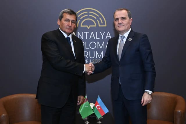 Ceyhun Bayramov türkmənistanlı həmkarı ilə görüşüb