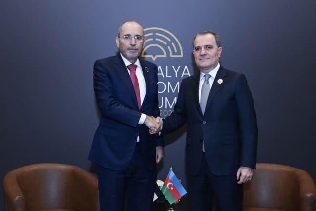 Azərbaycan və İordaniya XİN başçıları arasında fikir mübadiləsi aparılıb