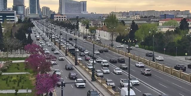 Bakıda hazırda sıxlıq müşahidə olunan yollar açıqlanıb 