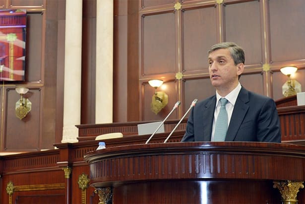 Vüqar Gülməmmədov Milli Məclisdə hesabat verir